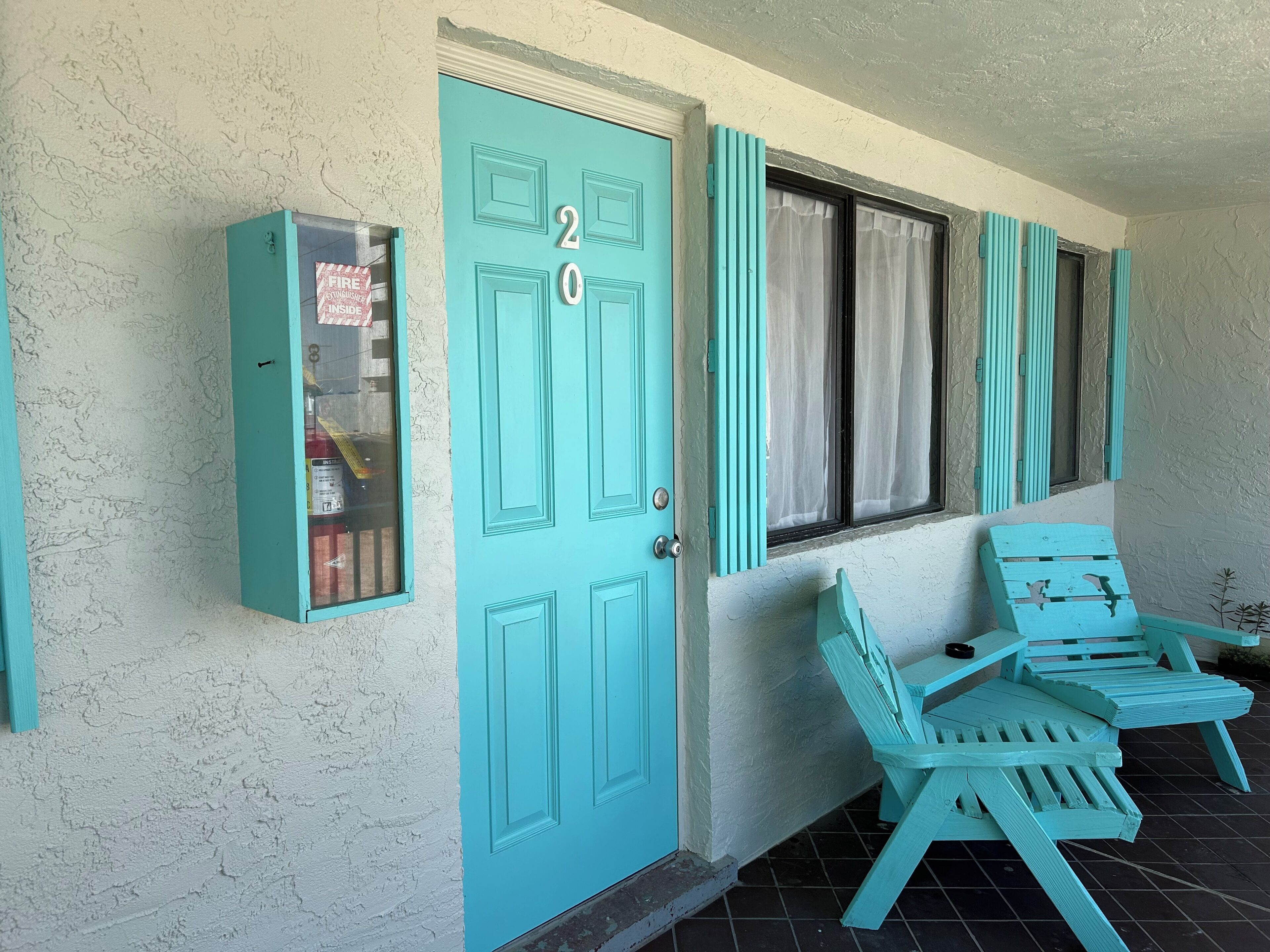 Escritorio, espacio para trabajar con laptop y ropa de cama 