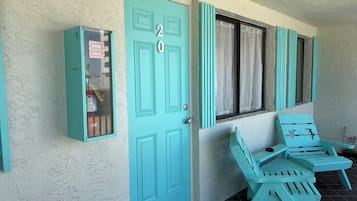 Escritorio, espacio para trabajar con laptop y ropa de cama