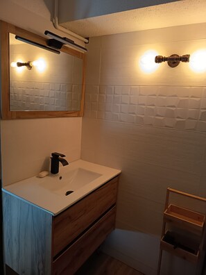 Suihku, hiustenkuivaaja, saippua, vessapaperi