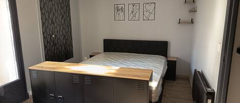 1 habitación, tabla de planchar con plancha y wifi