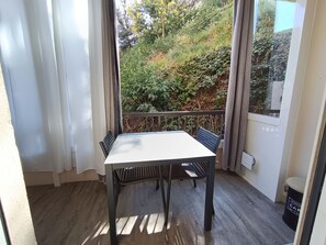 Luokittelematon kuva, 5 kautta 8, painike