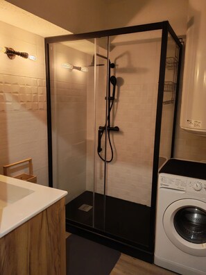 Dusche, Haartrockner, Seife, Toilettenpapier