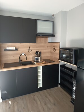 Private kitchen - LARGE STUDIO - CLOSED LOGGIA - SHOWER - AIR CONDITIONING - BED 160 - RENOVATED (AMELIE LES BAINS)