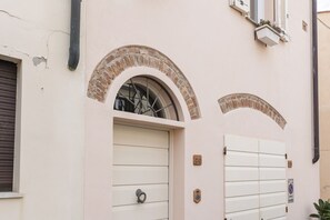 Exterior detail - GuestHost - Comfortable 50 sqm townhouse, ideal for couples or up to 3 guests, with independent ground-floor access and arranged over three levels (internal stairs).The accommodation is located in Antignano, a quiet and highly appreciated coastal residen (Livorno)