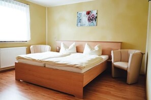 2 bedrooms, in-room safe, travel cot, free WiFi - Vacation room directly on the lake (Priepert)