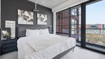 Iron/ironing board, bed sheets