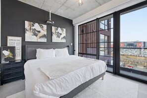 2 habitaciones, tabla de planchar con plancha y ropa de cama 