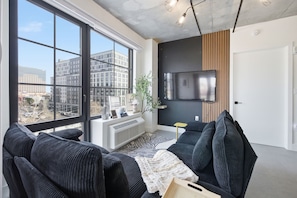 TV - Modern Luxe 2BR Escape, City Views, 1 stop to NYC, 10 min to EWR & MetLife (Newark)
