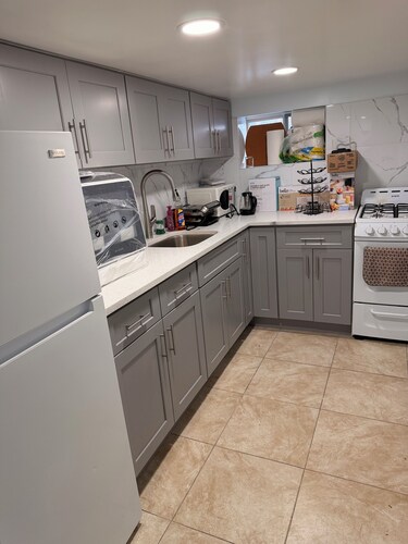 Cozy 1-bedroom apartment in quaint Kew Gardens with AC