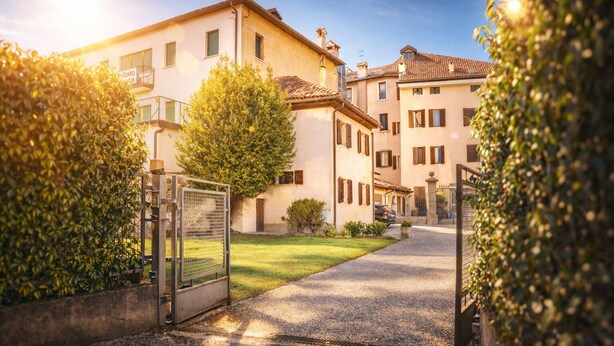 Un quartier résidentiel doté d’une entrée sécurisée, d’une pelouse bien entretenue et d’immeubles comportant de nombreuses fenêtres et balcons.