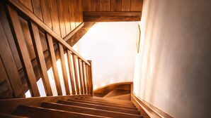Un escalier en bois offrant une vue sur un espace intérieur lumineux.