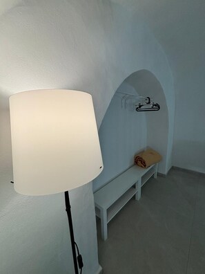 A room with a white lamp, a bench, and a towel on the bench. - Elegant urban dwelling in Catania- station area (Catania)
