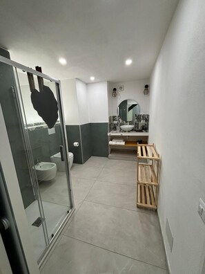 Jetted bath, hair dryer, bidet, towels - Elegant urban dwelling in Catania- station area (Catania)