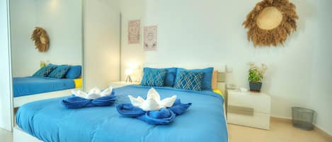 Leilighet, sjøutsikt | Blendingsgardiner, strykejern/-brett og wi-fi (inkludert)