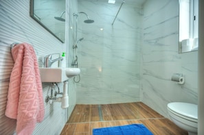 Apartment, Sea View | Bathroom - Seafront Sea View Maisonette with Yards (St. Paul's Bay)