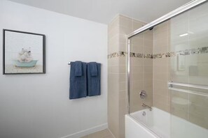 Shower, hair dryer, towels, soap - Chic SM Apartment Free Parking & High-Speed Wi-Fi (Santa Monica)