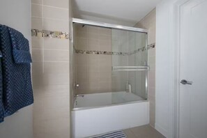 Shower, hair dryer, towels, soap - Chic SM Apartment Free Parking & High-Speed Wi-Fi (Santa Monica)