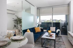 Living area - Chic SM Apartment Free Parking & High-Speed Wi-Fi (Santa Monica)