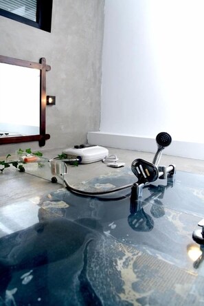 Douche, sèche-cheveux, serviettes fournies, savon