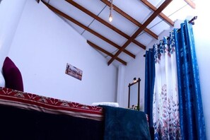 Interior - Ella Mountain Breeze Villa: Relax in Our Cozy Deluxe Double Room (Ella)