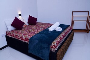 Room - Ella Mountain Breeze Villa: Relax in Our Cozy Deluxe Double Room (Ella)