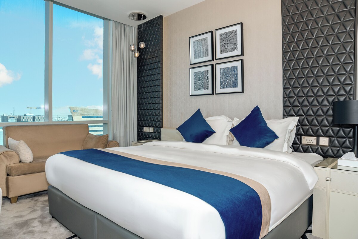 In-room safe, blackout curtains, soundproofing