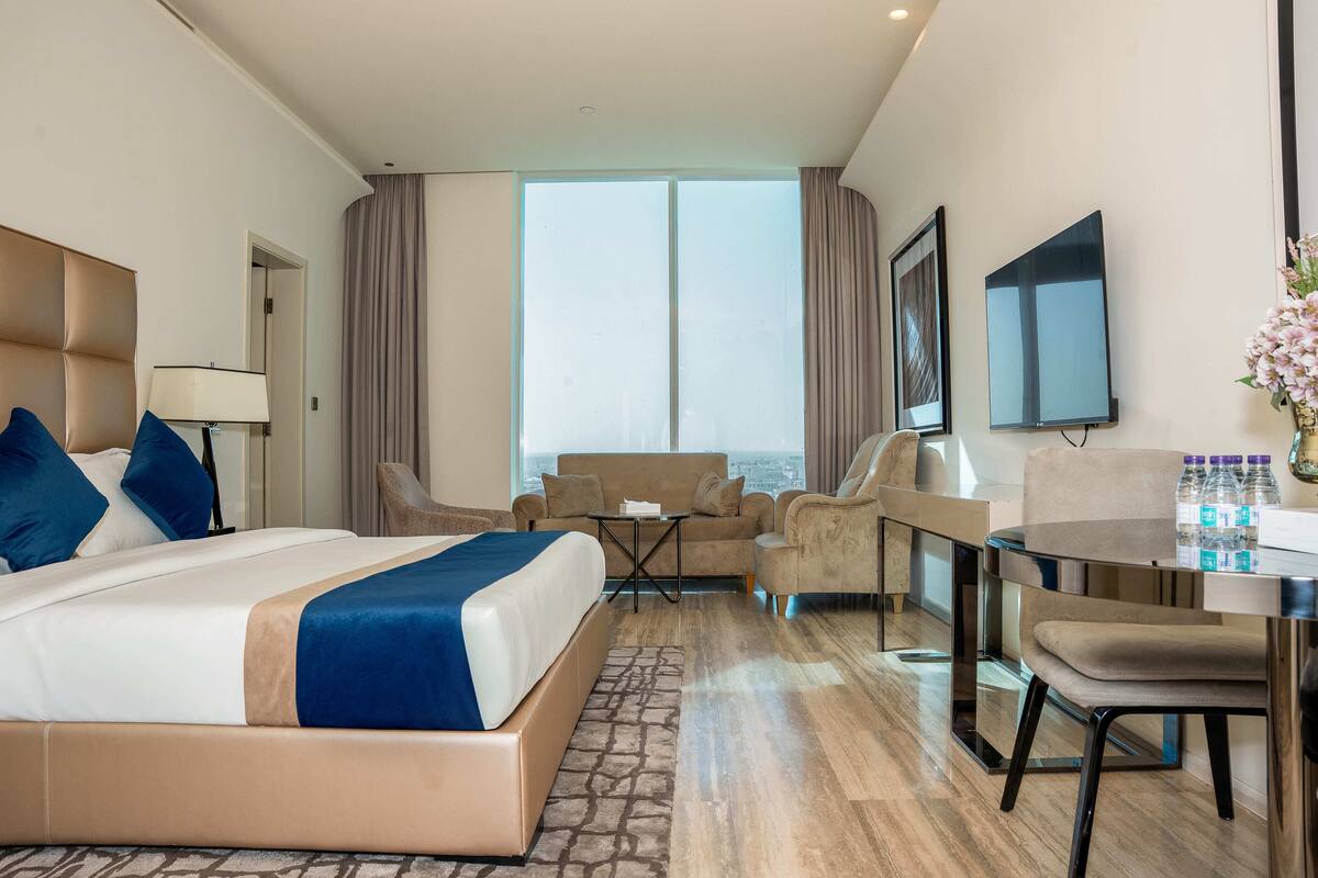 In-room safe, blackout drapes, soundproofing