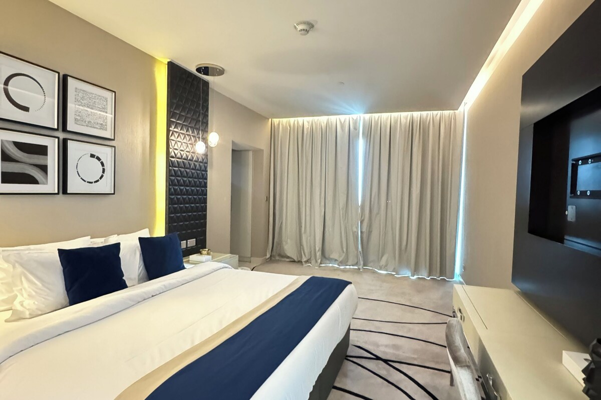 In-room safe, blackout curtains, soundproofing
