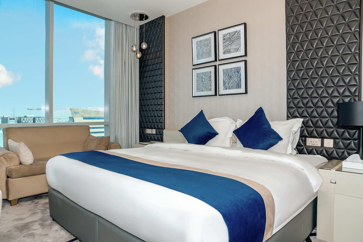 基础开间套房, 城市景观 | 客房内保险箱、遮光窗帘、隔音