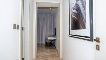 Caja de seguridad en la habitación y cortinas blackout