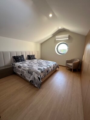 7 bedrooms, iron/ironing board, internet, bed sheets