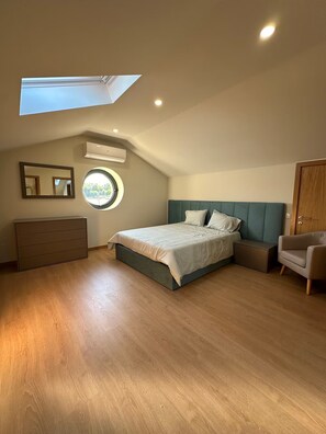 7 bedrooms, iron/ironing board, internet, bed sheets
