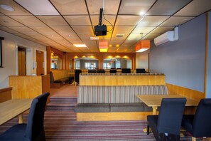 Interior - Single room with desk, wifi & TV in a friendly 1852 pub and 4-star B&B. (Mountain Ash)