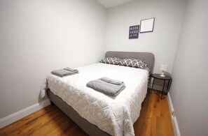 Tabla de planchar con plancha, wifi, ropa de cama