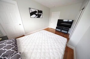 Tabla de planchar con plancha, wifi, ropa de cama