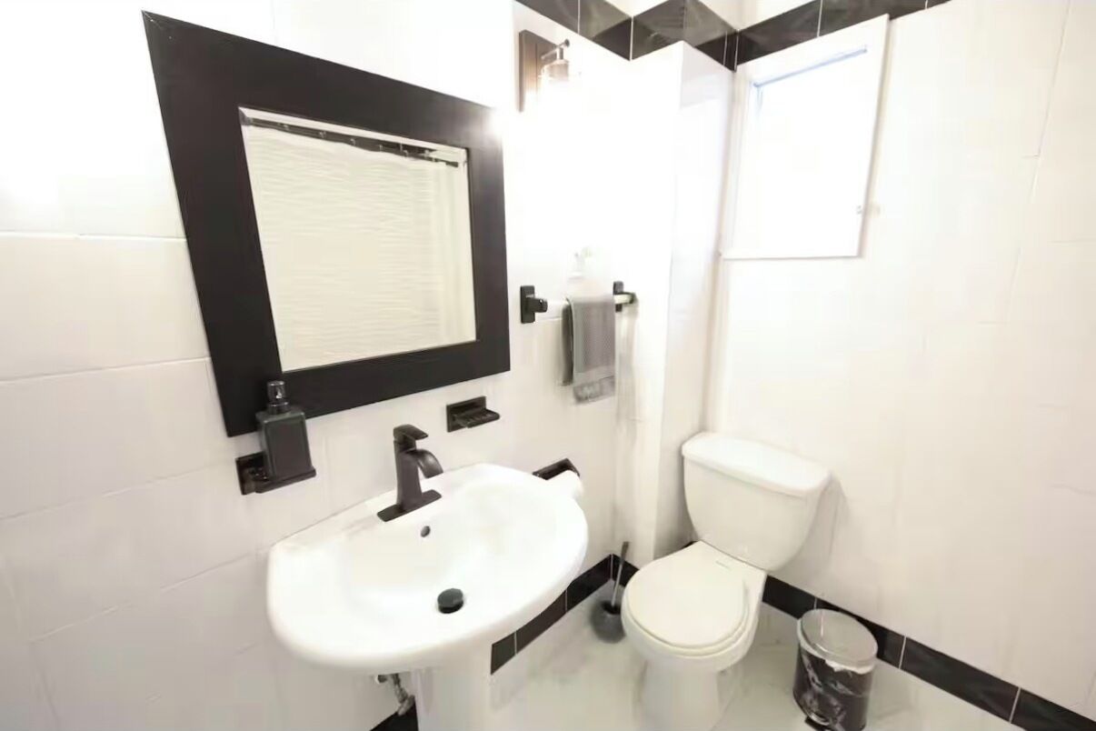 Séchoir à cheveux, serviettes fournies, savon, papier de toilette