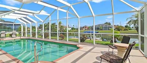 Alberca al aire libre y alberca climatizada