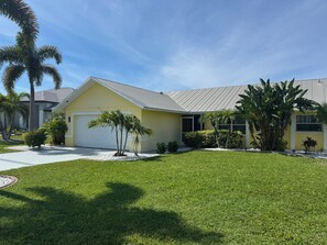 Exterior - Cape Coral Waterfront Retreat - Pool, Spa & Tropical Tommy Bahama Style - Pets (Cape Coral)
