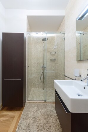 Een douche, een haardroger, een bidet, handdoeken