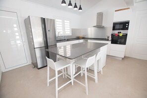 Fridge, microwave, oven, dishwasher - Corail (Le Robert)