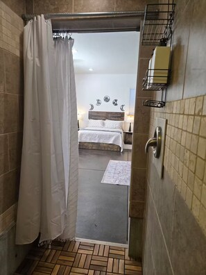Hair dryer, towels, soap, shampoo - Taj the Garaj (Eugene)