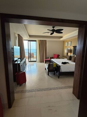 Planxa i posts de planxar, wifi i roba de llit 