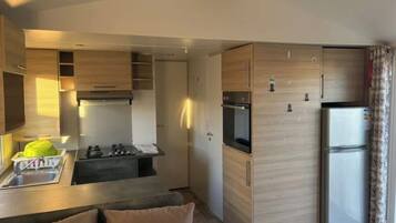 Frigorífico, microondas, horno y placa de cocina