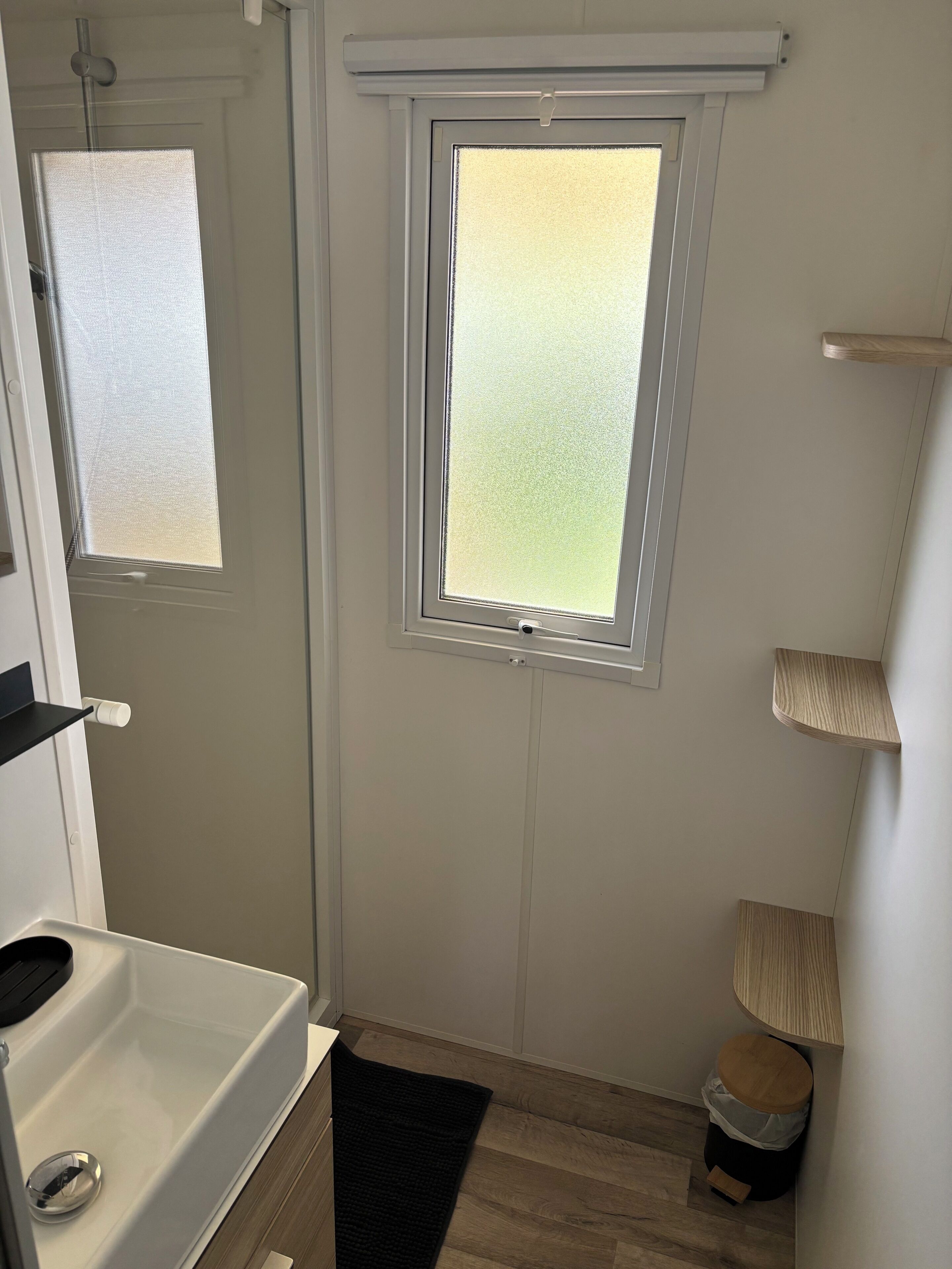 Dusche, Haartrockner, Toilettenpapier