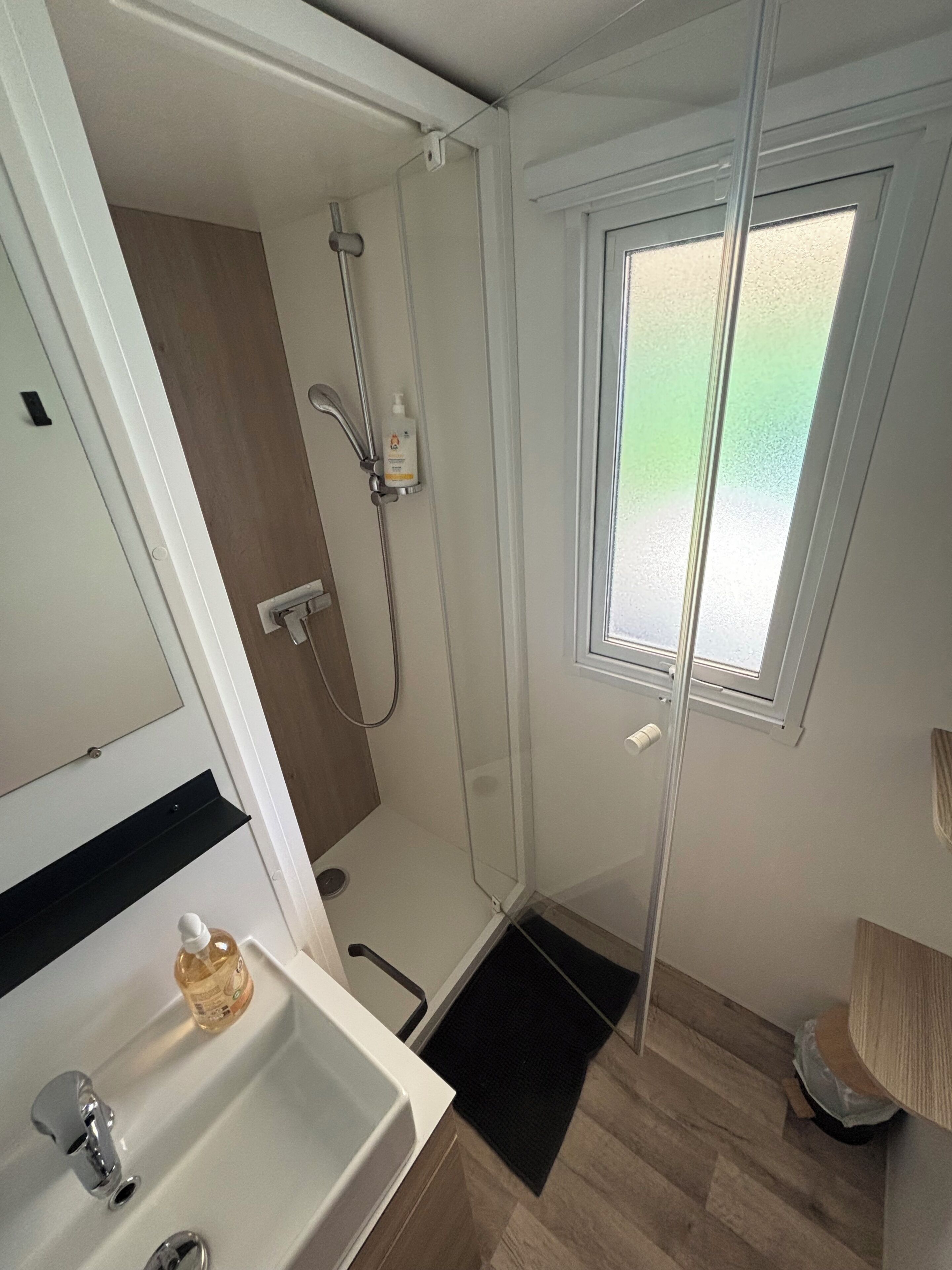 Bruser, hårtørrer, Toiletpapir