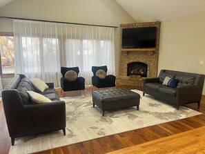TV - Spacious 5-bedroom house in Des Plaines, convenient to everything (Des Plaines)