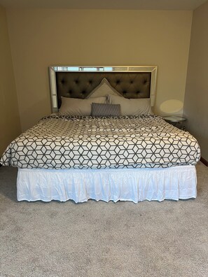 5 bedrooms, iron/ironing board, Internet, bed sheets - Spacious 5-bedroom house in Des Plaines, convenient to everything (Des Plaines)