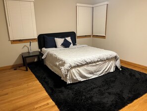 5 bedrooms, iron/ironing board, Internet, bed sheets - Spacious 5-bedroom house in Des Plaines, convenient to everything (Des Plaines)