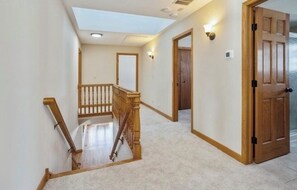 Interior - Spacious 5-bedroom house in Des Plaines, convenient to everything (Des Plaines)