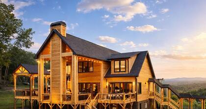 Large Luxury Cabin Hot Tub, Fireplaces, Game Room, & Views.